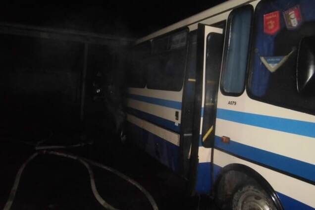 На Киевщине неизвестные подожгли автобус