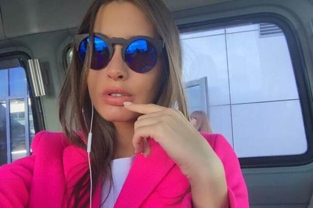 Красотка Топурия поделилась стильным фото в рваных штанах