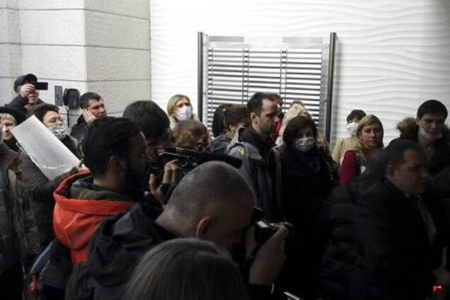 'Очумелый' протест:  ипотечники в марлевых повязках устроили акцию под московским банком