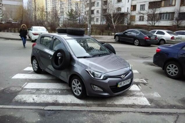 В Киеве автомобиль героя парковки 'пометили' шинами: фотофакт