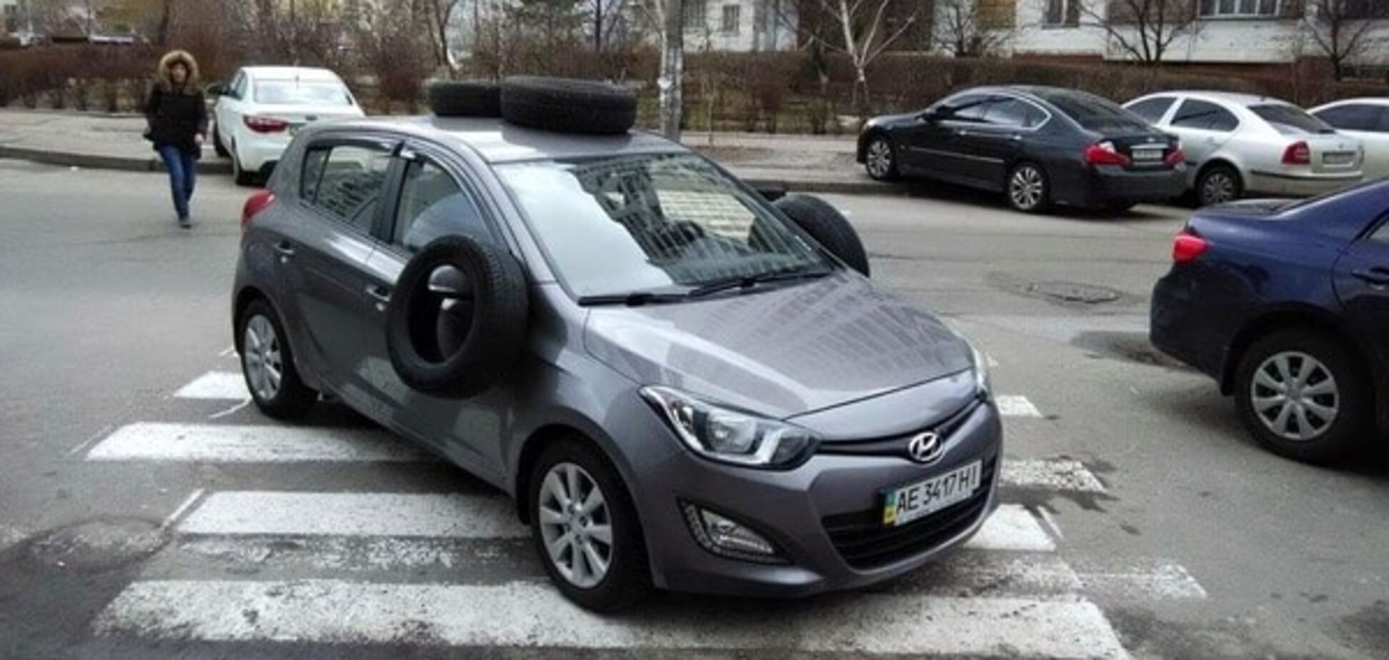 В Киеве автомобиль героя парковки 'пометили' шинами: фотофакт