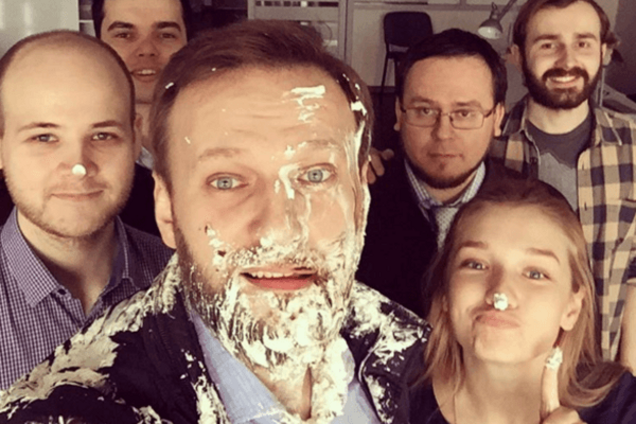 Усі хочуть зі мною селфі: 'солодкий' Навальний висміяв метальників тортів. Фотофакт