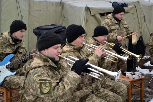 Украинский военный оркестр ярко 'зажег' на полигоне: опубликовано видео