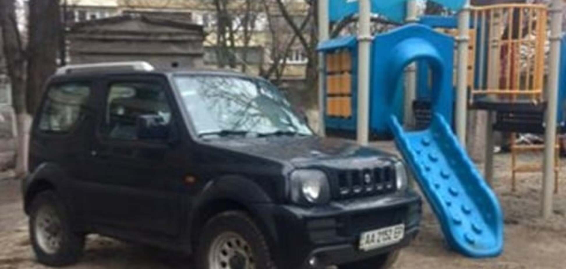 В Киеве заметили героя парковки на детской площадке в больнице: фотофакт