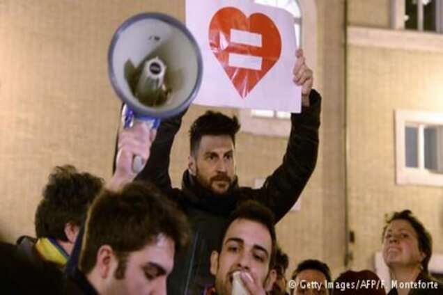 Італійський сенат ухвалив обмежену версію закону про одностатеві союзи