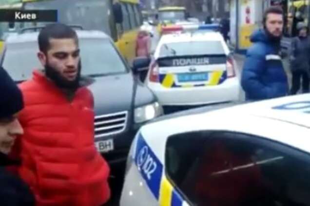 Обличчям в асфальт: у Києві поліція провчила хама. Опубліковано відео