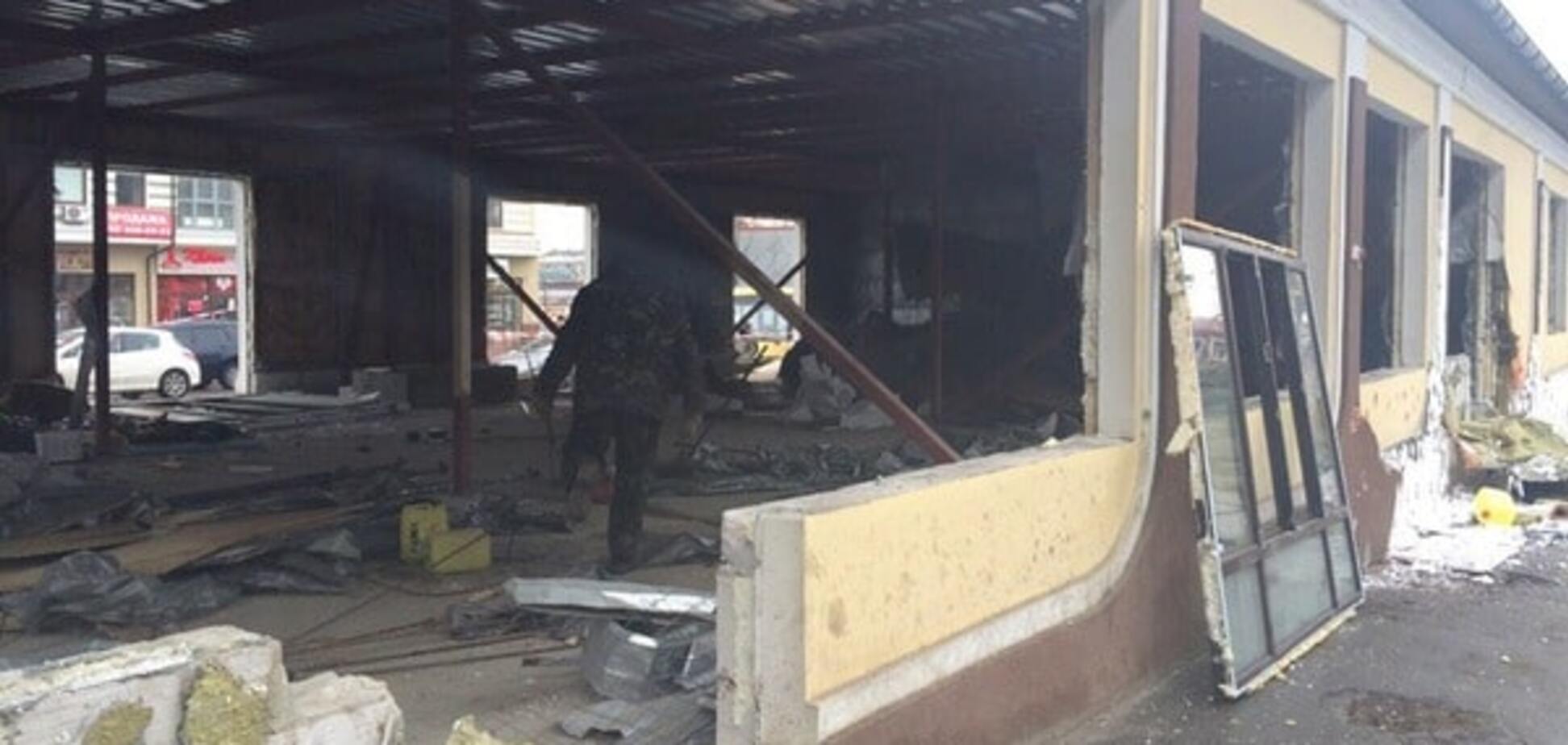 В Киеве на Подоле снесли незаконное торговое здание: фотофакт