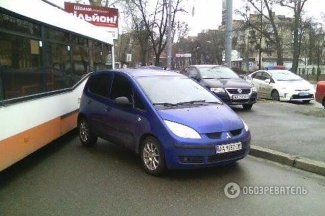 В Киеве герой парковки парализовал движение троллейбусов