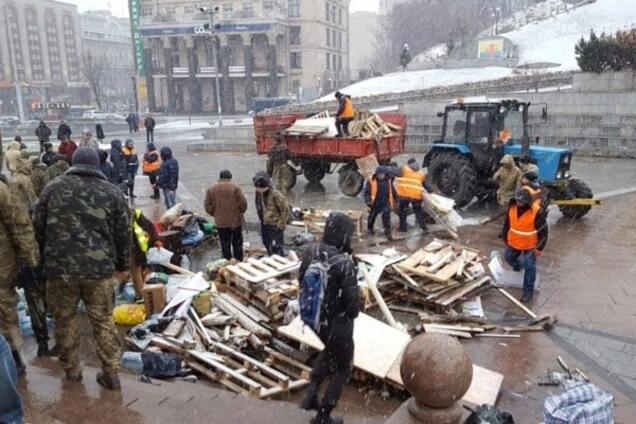 'Клоуни розбіглися': в центрі Києва прибрали останній намет 'Майдану-3'. Фотофакт