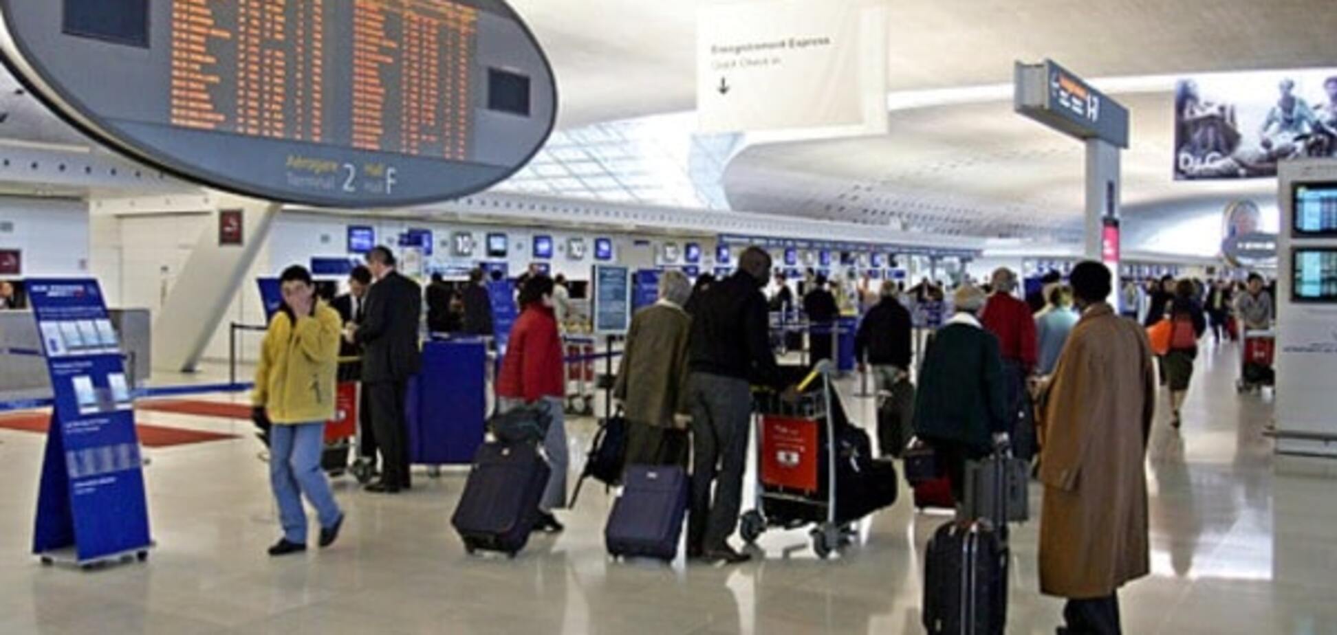 Ночевали в аэропорту: во Франции 24 украинцев сняли с самолета