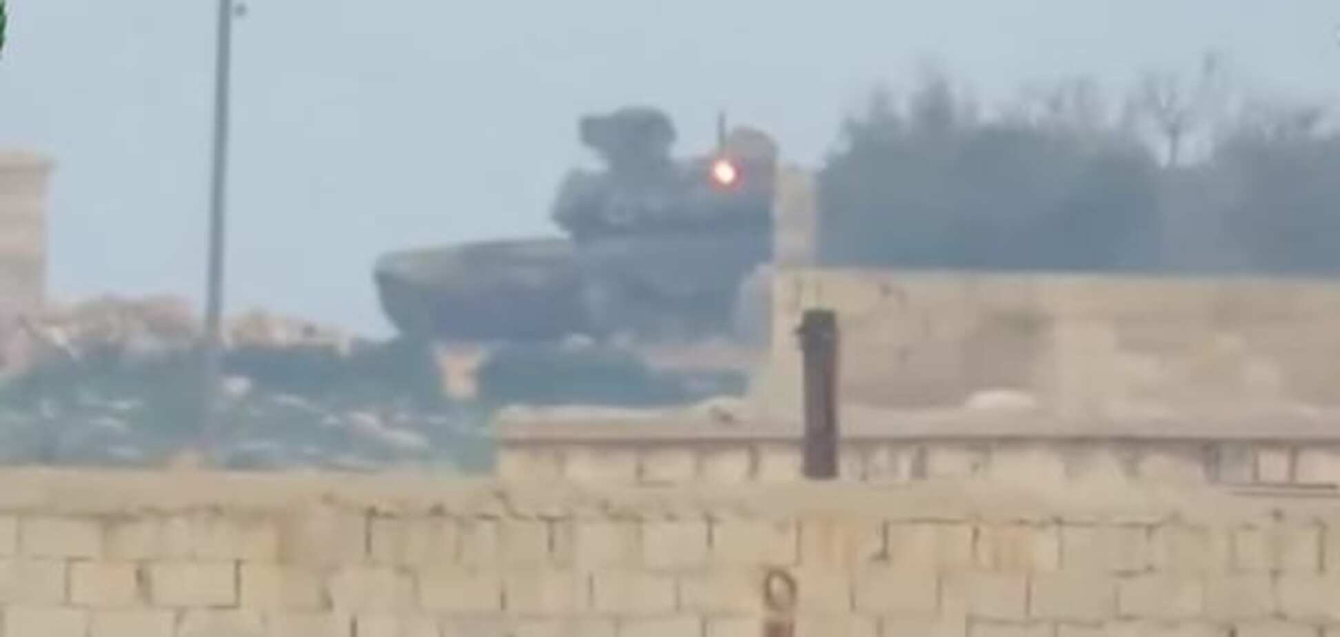В сети появилось видео боя сирийских повстанцев с новейшим российским танком