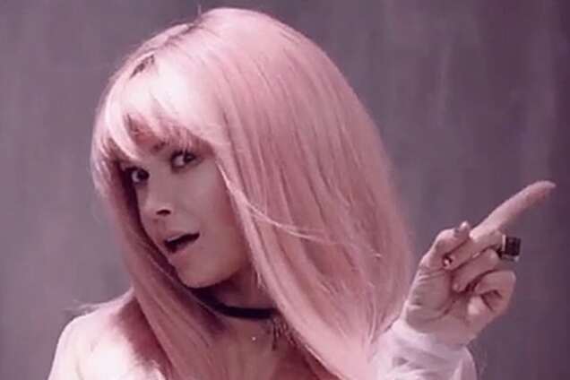Віра Брежнєва перефарбувала волосся в рожевий колір