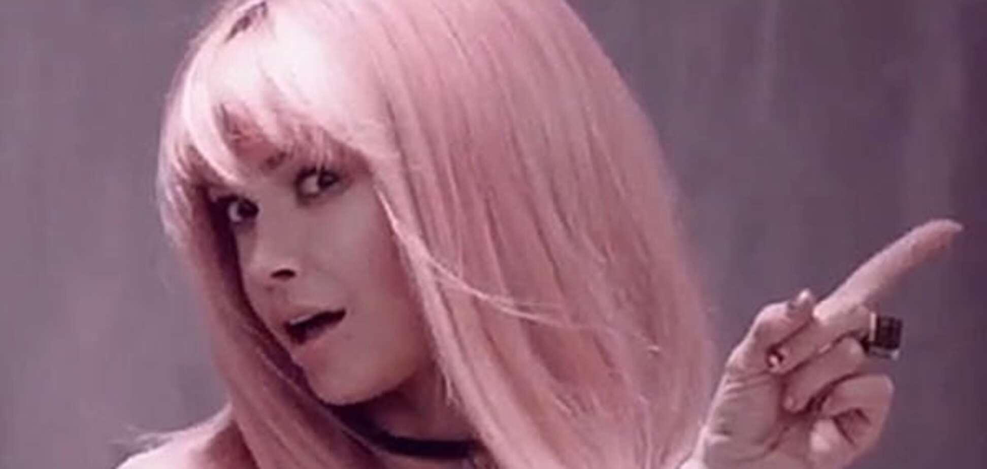 Вера Брежнева перекрасила волосы в розовый цвет