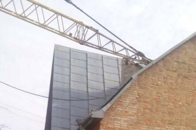 ЧП во Львове: строительный кран упал на жилой дом