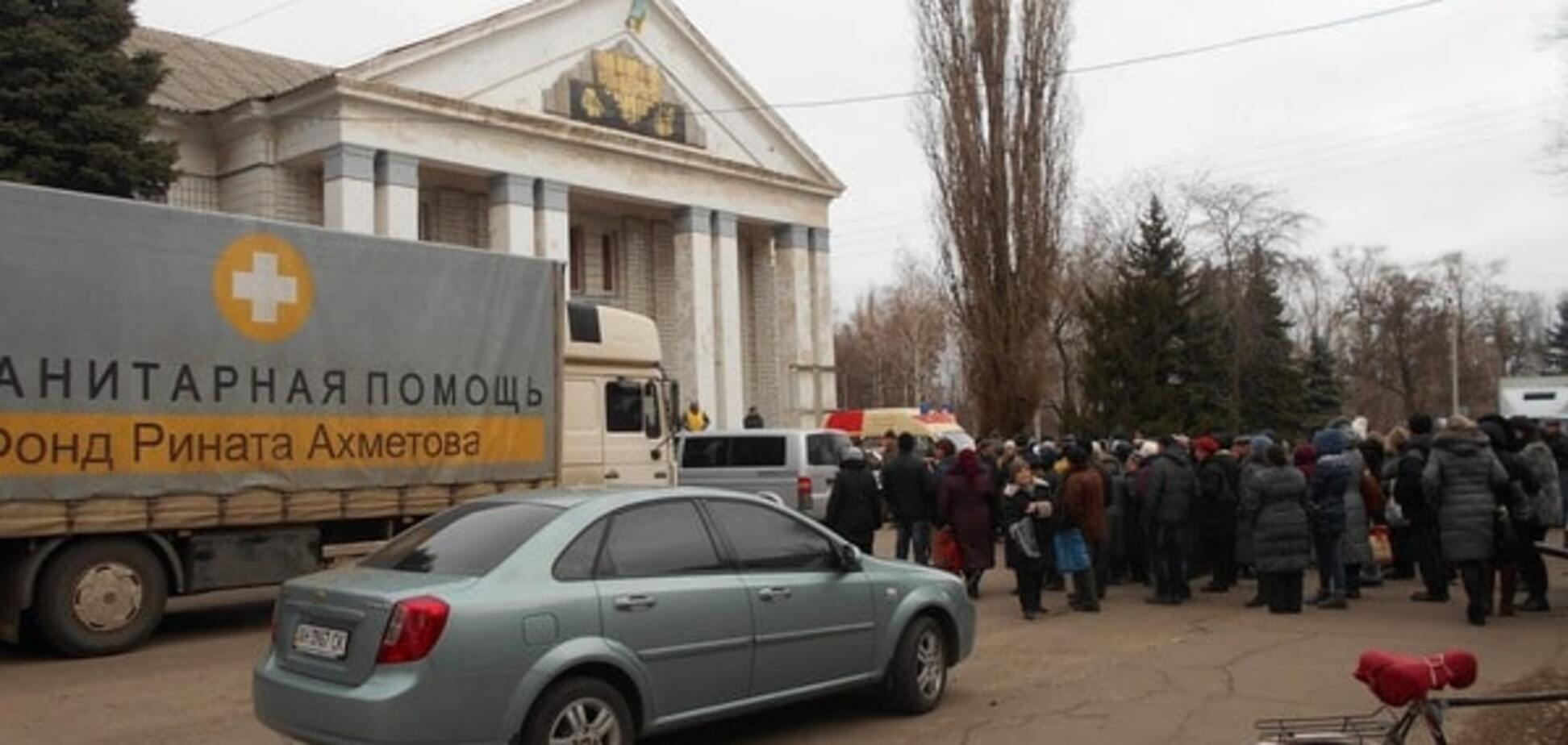 'Мобильные' волонтеры штаба Ахметова впервые привезли проднаборы в Курахово