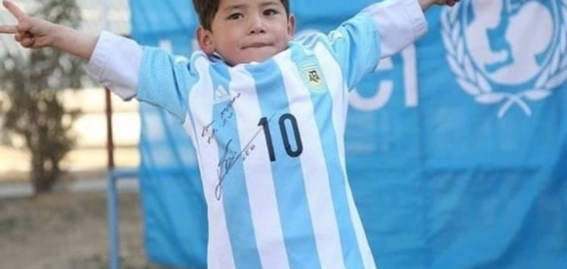 Месси подарил афганскому мальчику две футболки и мяч