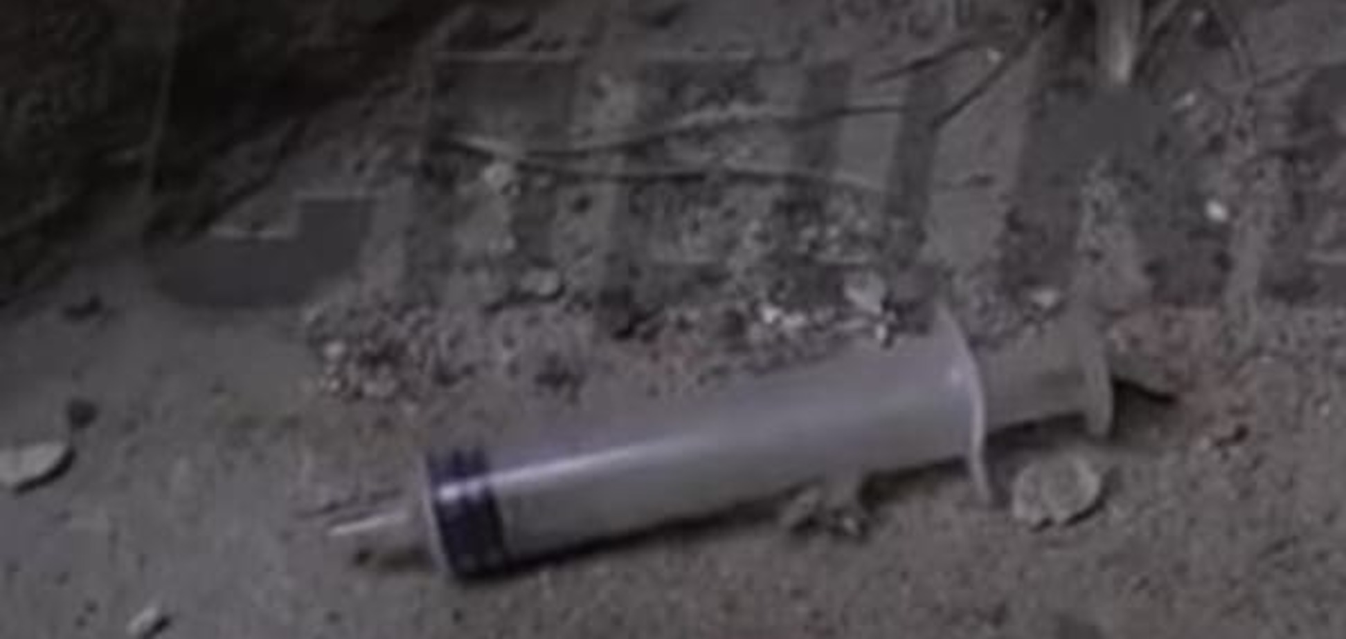 В центре Сум на детской площадке организовали наркопритон. Опубликовано видео