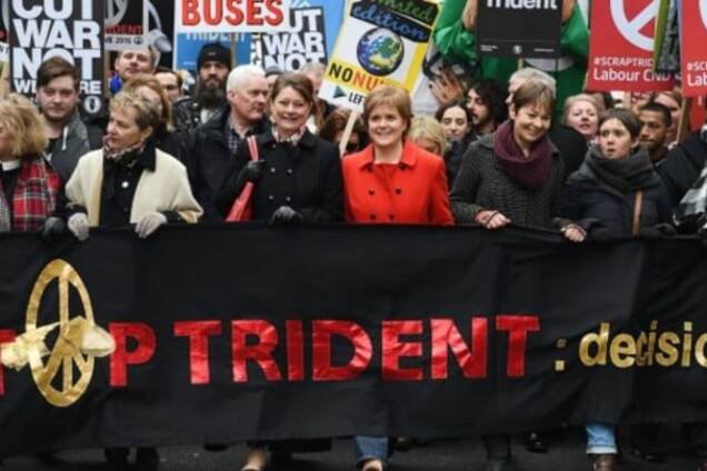 В центре Лондона тысячи людей собрались на акцию против ядерного оружия