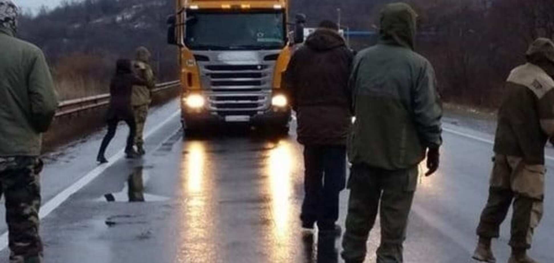 Активисты не впускают в Украину российские фуры из Беларуси