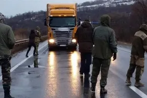 Активисты не впускают в Украину российские фуры из Беларуси