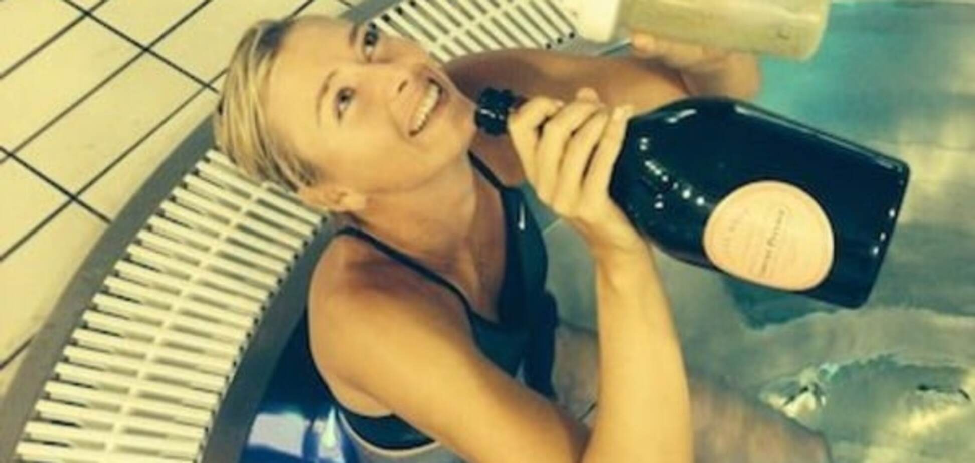 'Шалит, острит и хвастается'. Блогер собрал 10 самых внезапных фотографий Шараповой