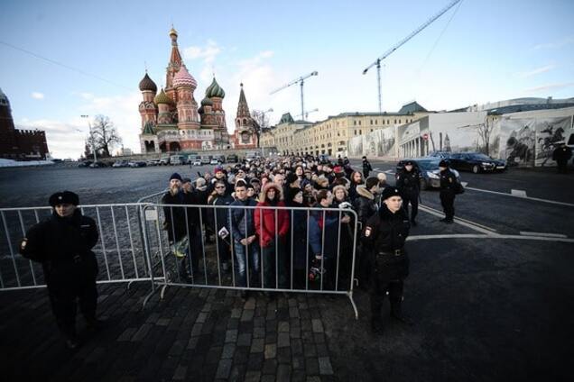 В Москве на марше памяти Немцова задержали человека в маске Путина