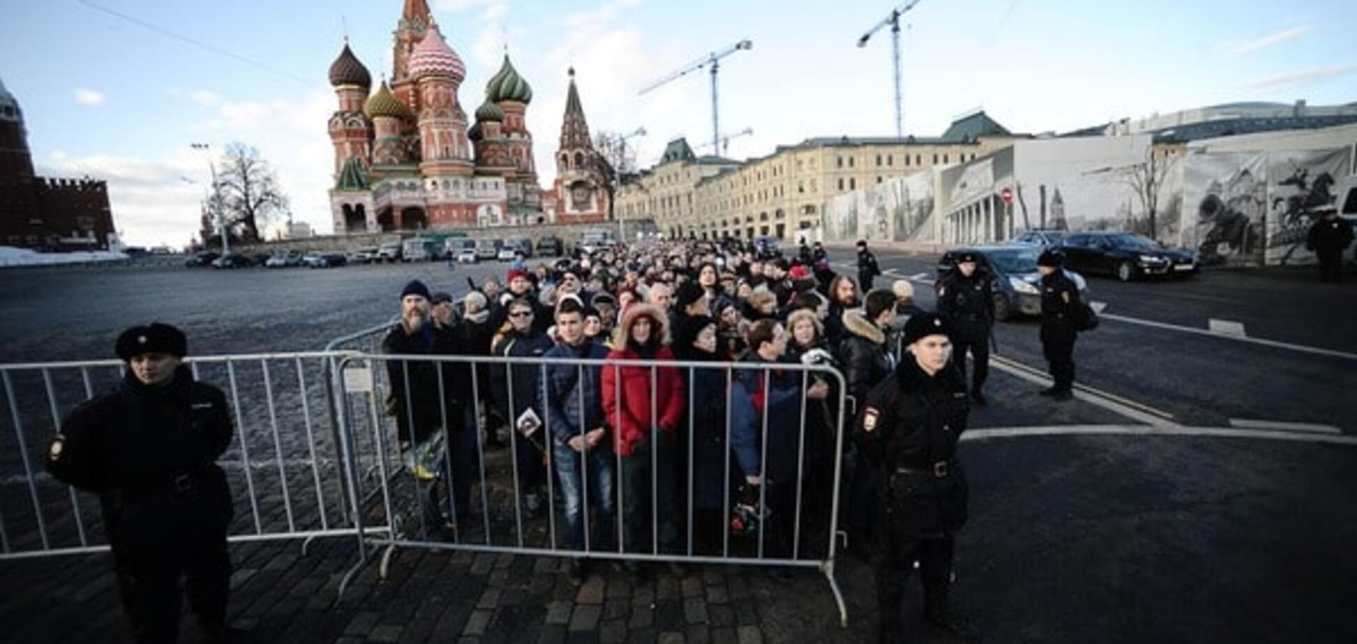 У Москві на марші пам'яті Нємцова затримали людину в масці Путіна