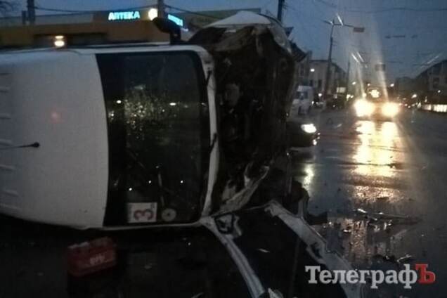 В Кременчуге маршрутка перевернулась после ДТП со 'скорой': опубликованы фото