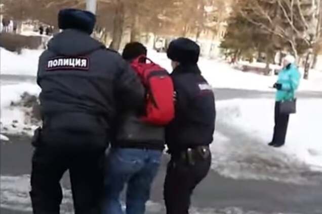В России задержали участников мирной акции памяти Немцова: опубликовано видео