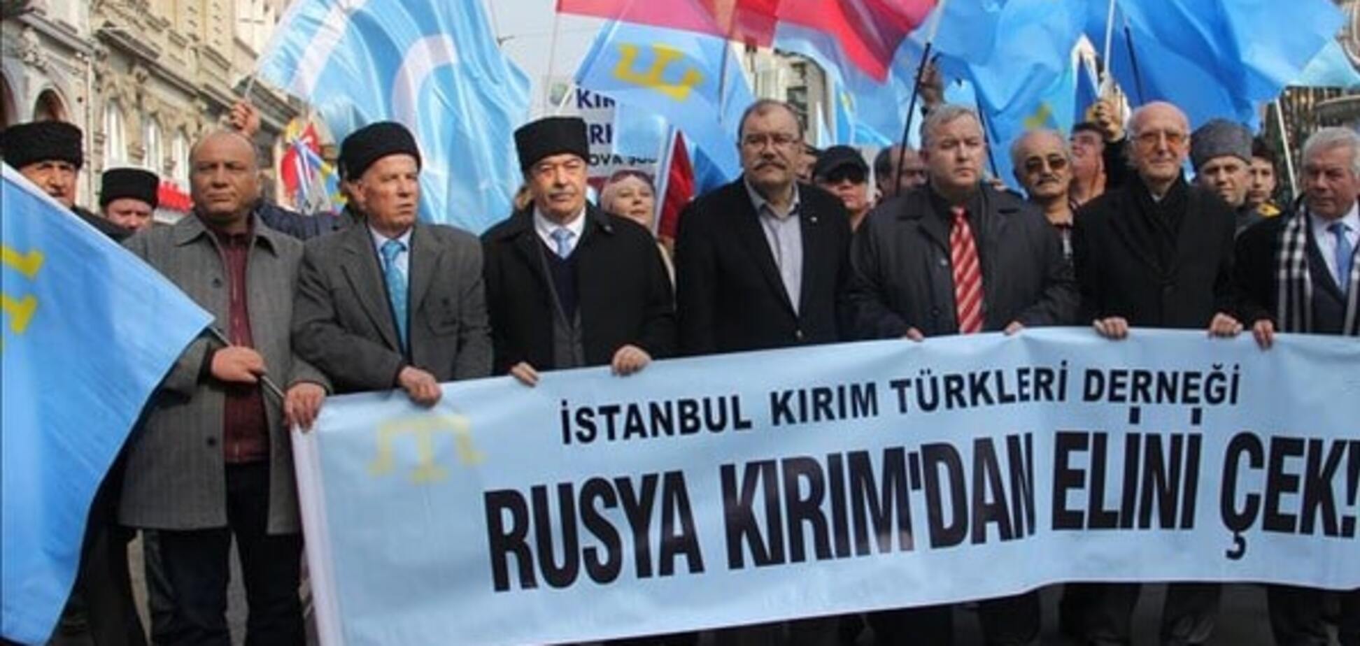 'Ми - кулак': у Туреччині влаштували акцію проти анексії Криму