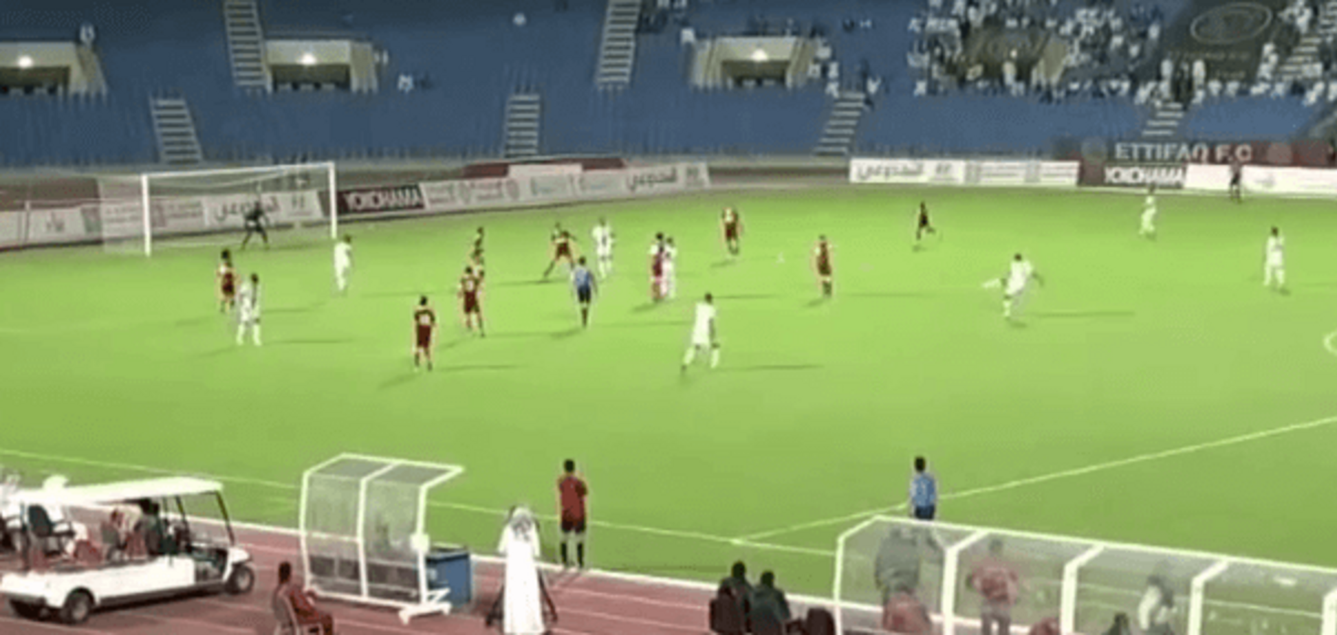 Психанул. Аравийский футболист забил фантастический гол с 40 метров: видео шедевра