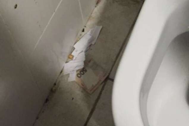 Прятали деньги в туалете: в аэропорту Львова задержали взяточников