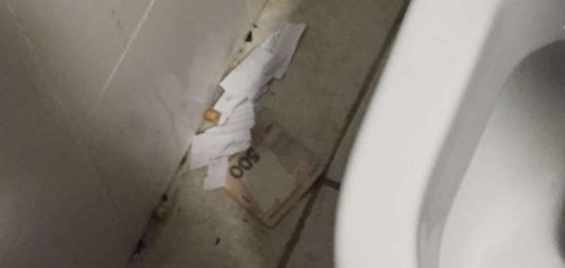 Ховали гроші в туалеті: в аеропорту Львова затримали хабарників