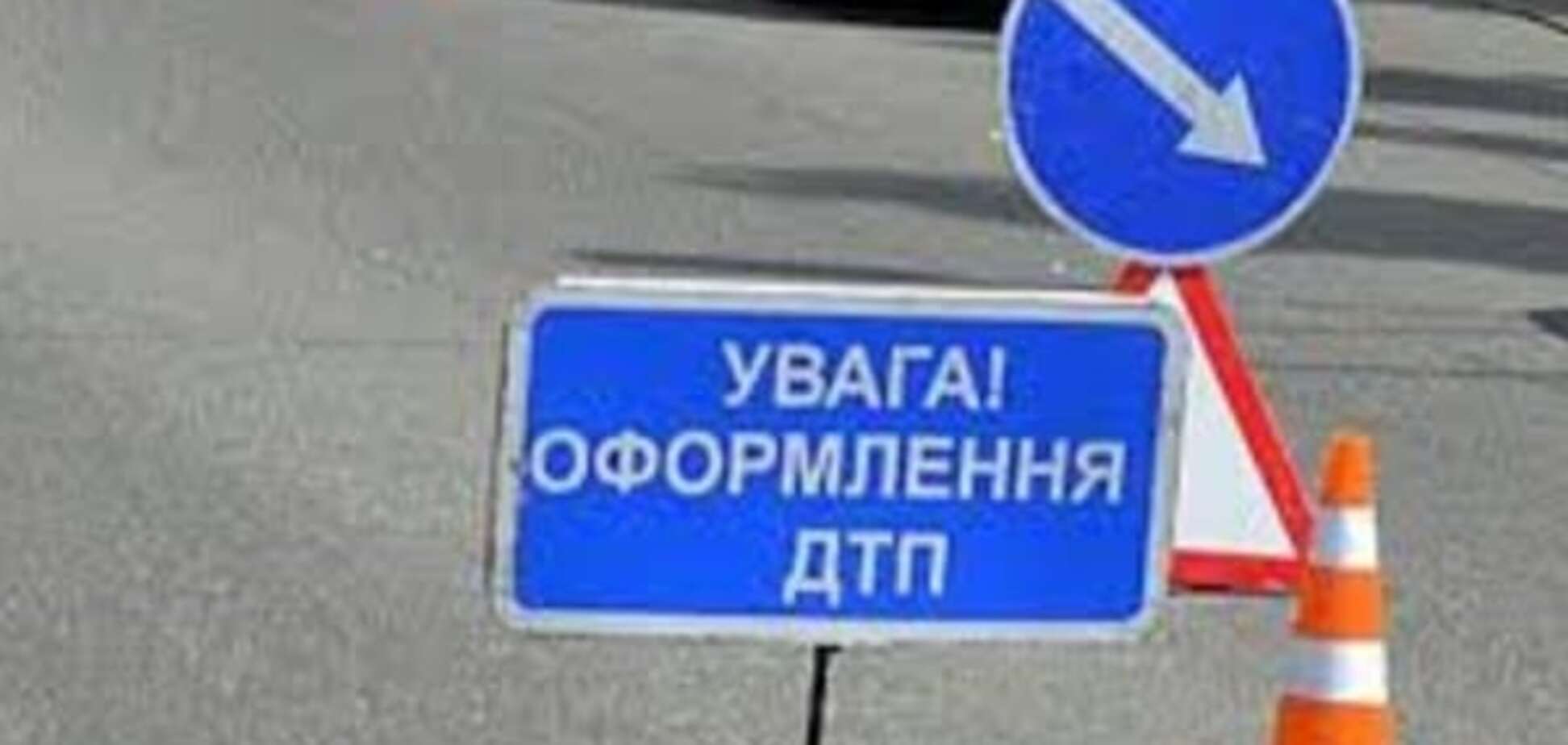 В Киеве легковушка врезалась в мусоровоз: пострадала семья с ребенком