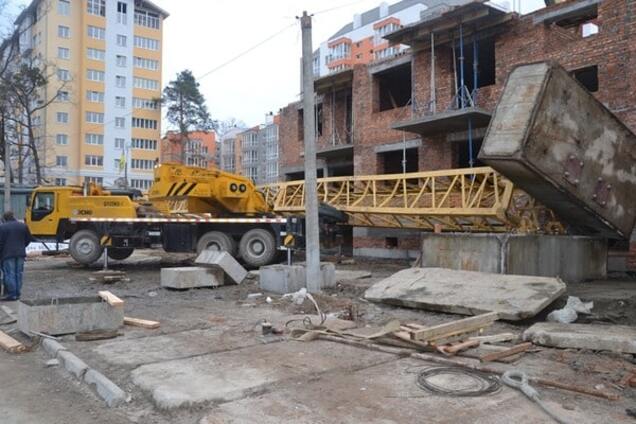 Под Киевом упал башенный кран: есть жертвы