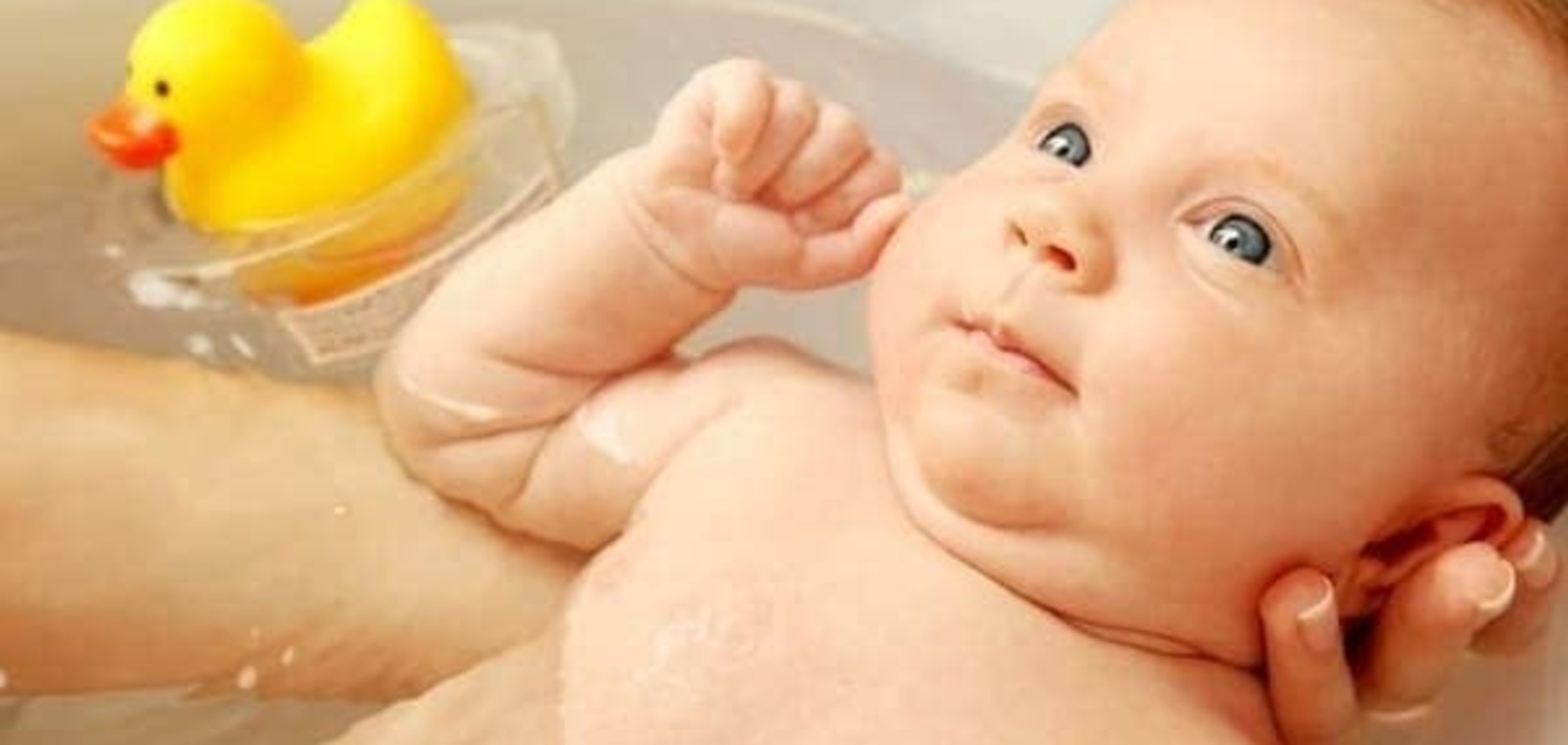 Купание новорожденного: в какой воде купать
