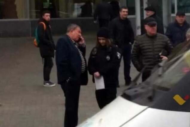 Нервував і намагався 'замазати': у Вінниці поліція виписала штраф Гройсману. Фотофакт