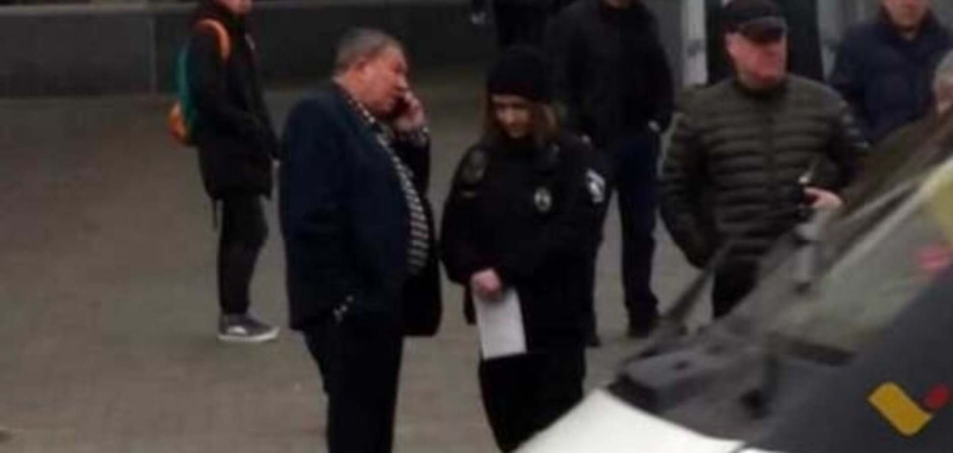 Нервував і намагався 'замазати': у Вінниці поліція виписала штраф Гройсману. Фотофакт