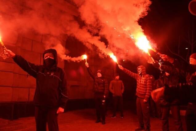 Задержание Краснова: активисты 'Азова' зажгли файеры под СБУ