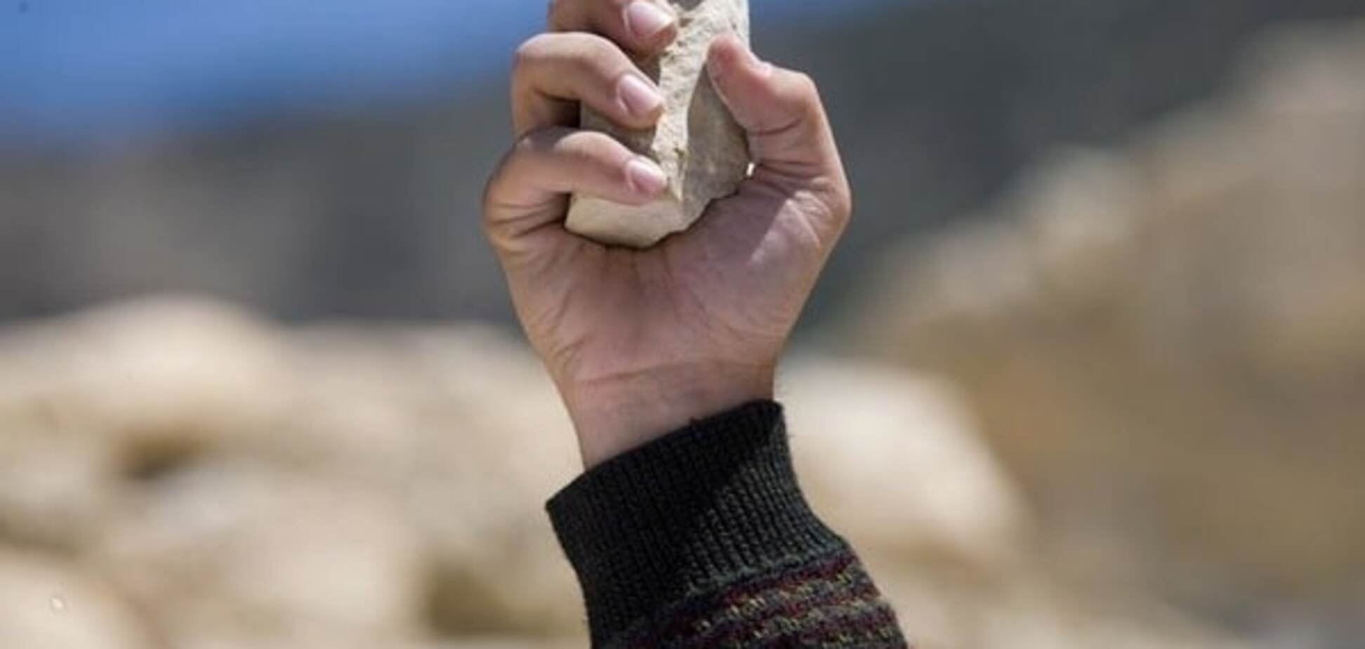 Во Франции мигранты забросали репортера камнями