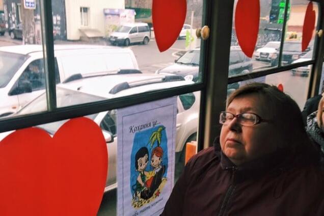 У Києві трамвай прикрасили сердечками: фотофакт
