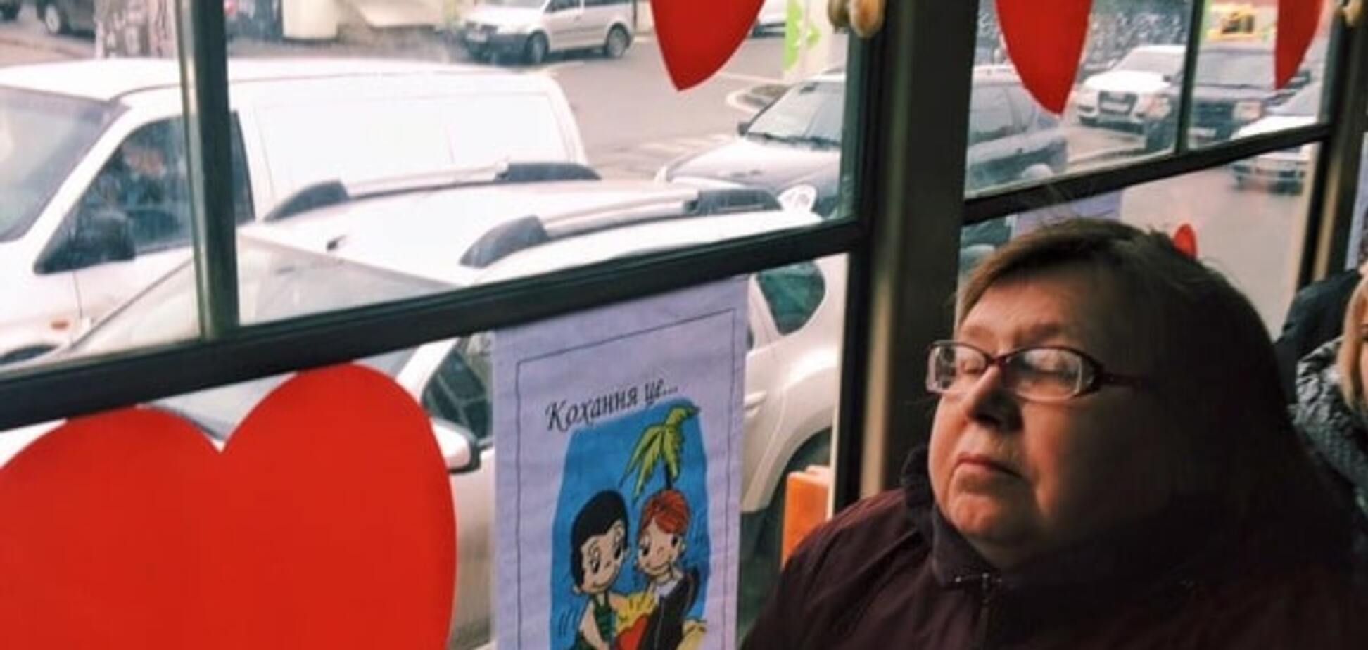 У Києві трамвай прикрасили сердечками: фотофакт