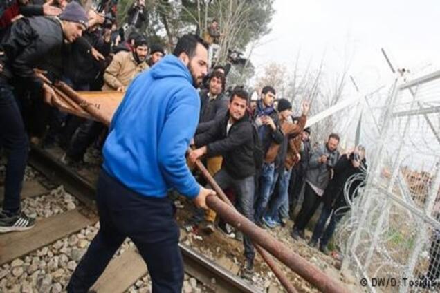 У Греції біженці пішли на штурм кордону і проломили ворота в Македонію