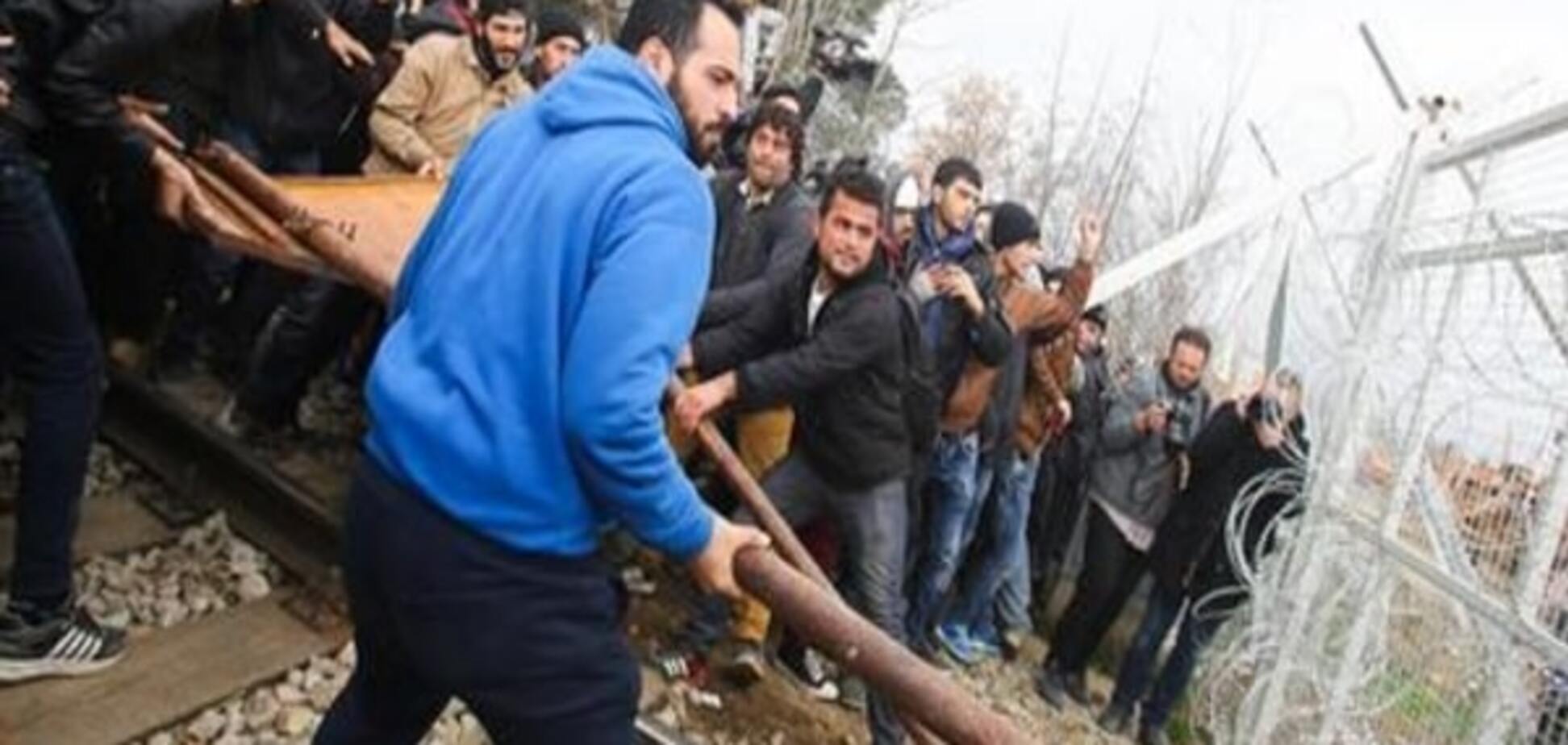 В Греции беженцы пошли на штурм границы и проломили ворота в Македонию