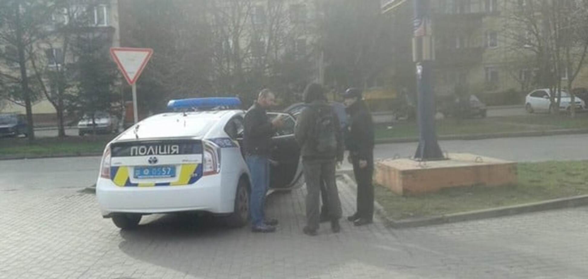 'Ждали пока доест': в Ужгороде полиция отпустила живодера, разгуливавшего с отрезанной собачьей головой