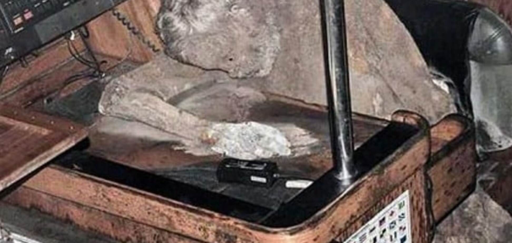 Посреди Тихого океана нашли яхту с загадочной мумией: опубликованы фото