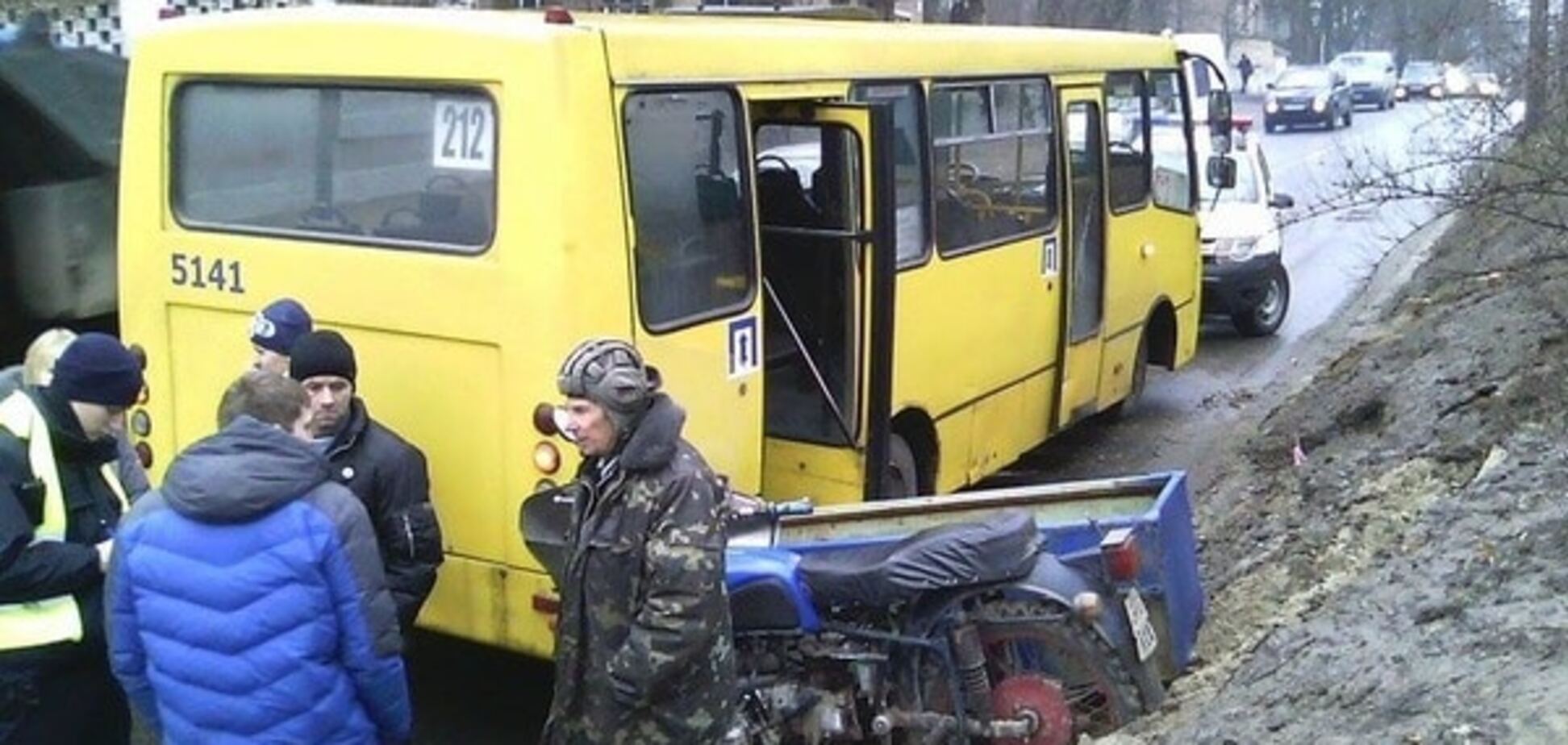 У Києві мотоцикл протаранив маршрутку: опубліковано фото