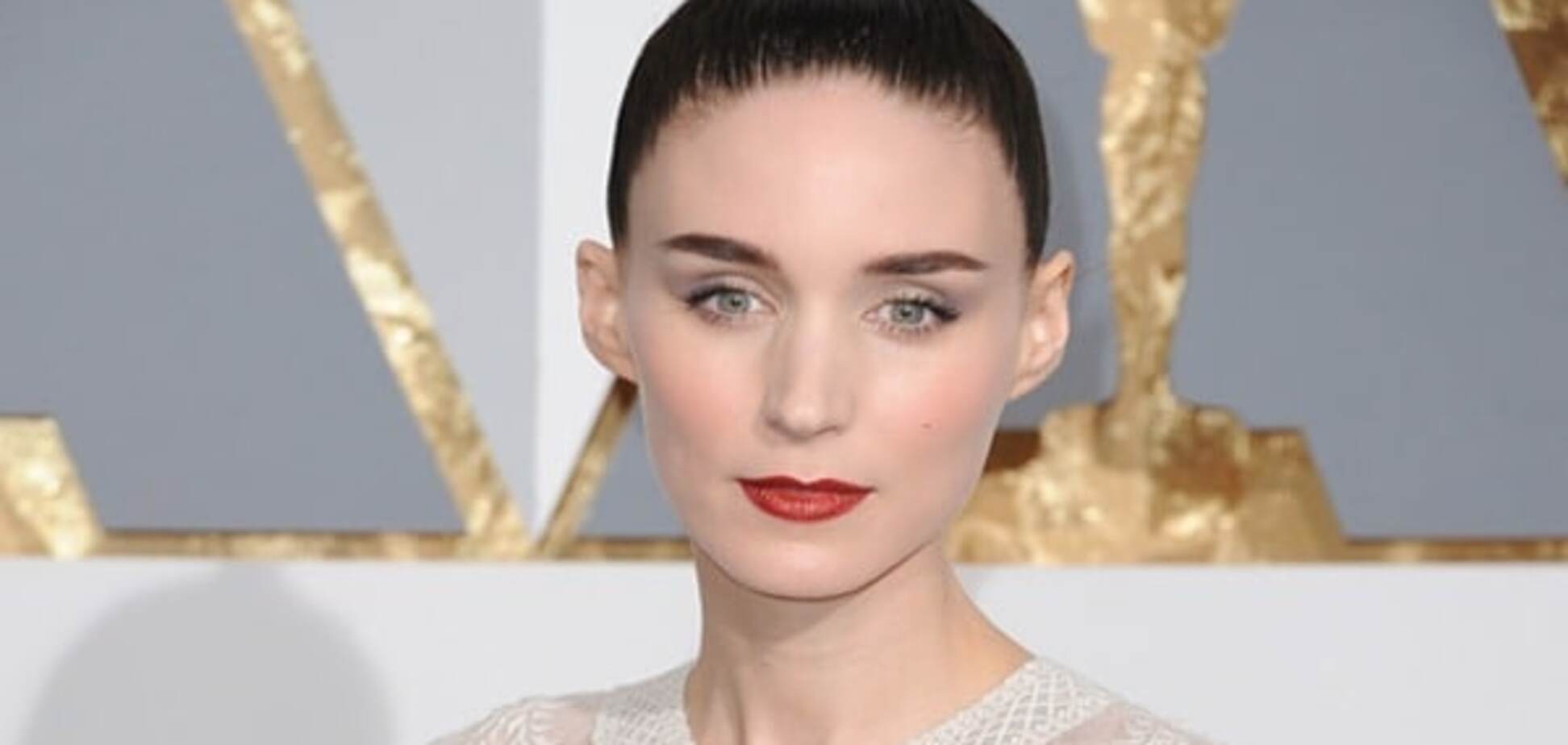 Руни Мара пришла на красную дорожку без бюстгальтера