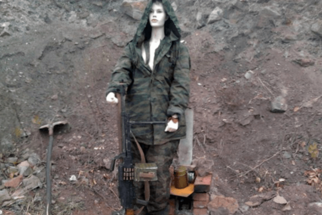 На посту: террористы на Донбассе 'воюют' манекенами. Фотофакт