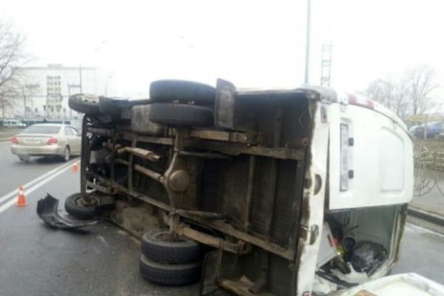 ДТП в Киеве: из-за автохама перевернулась 'Газель'